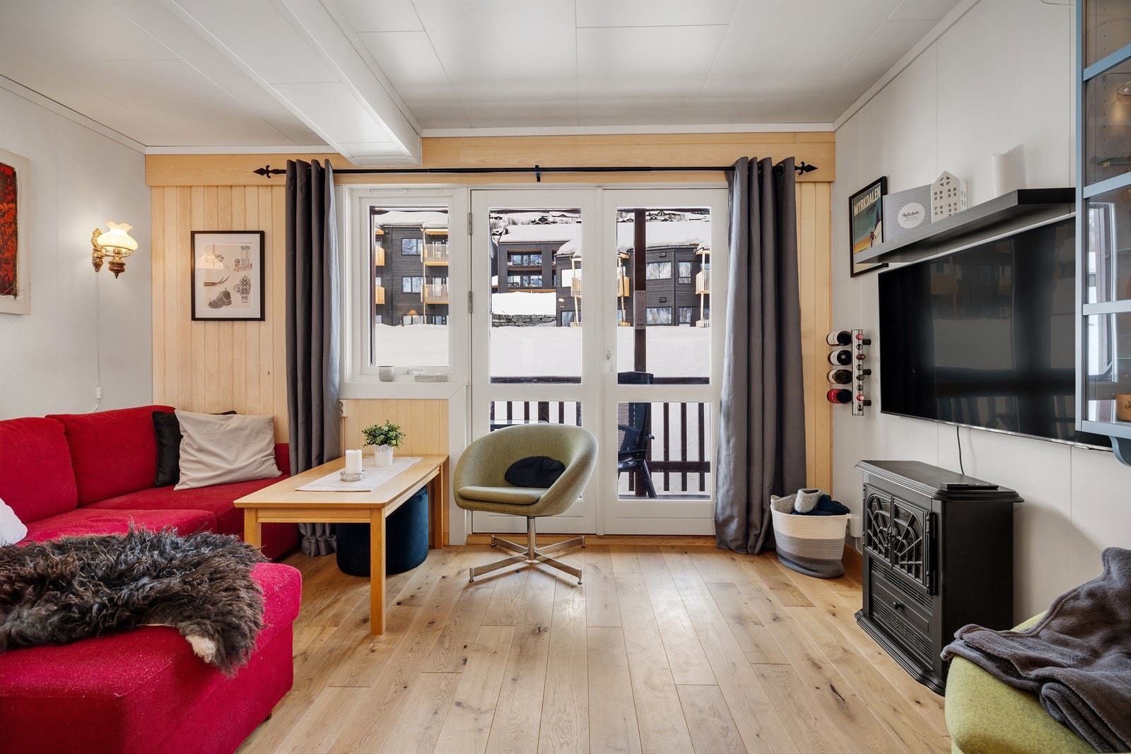 Store stuevinduer slipper det naturlige lyset inn Galleribilde