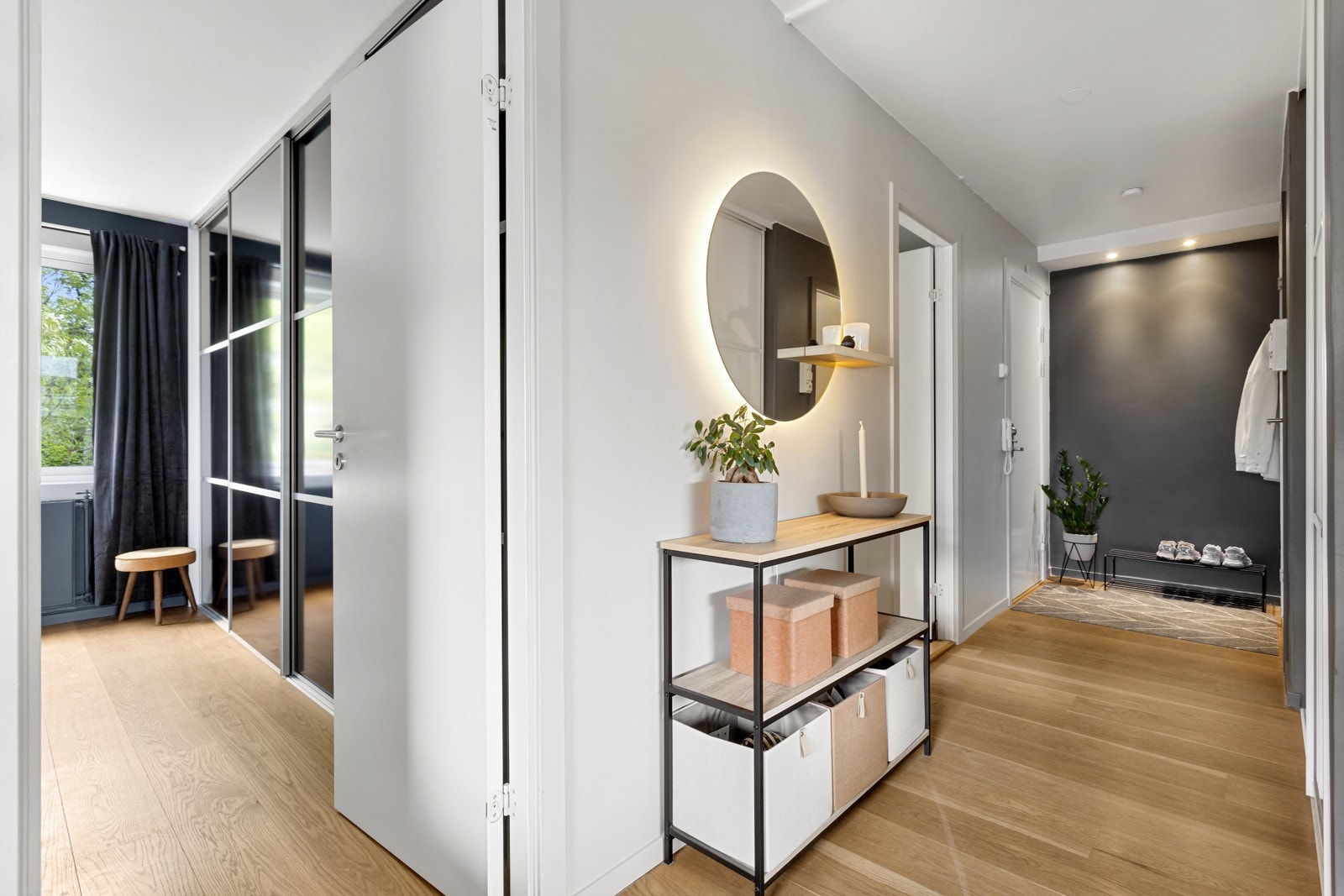Velkommen inn! Innbydene og romslig entré med god plass til oppbevaring av yttertøy og sko Galleribilde