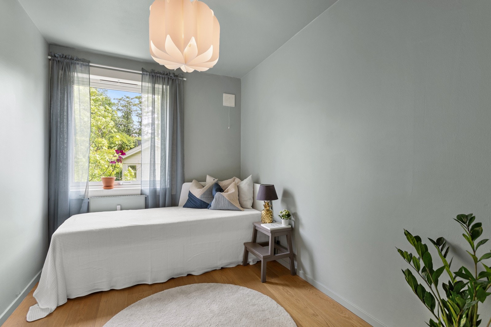 Soverom to med plass til seng, kontorpult og garderobeskap. Galleribilde