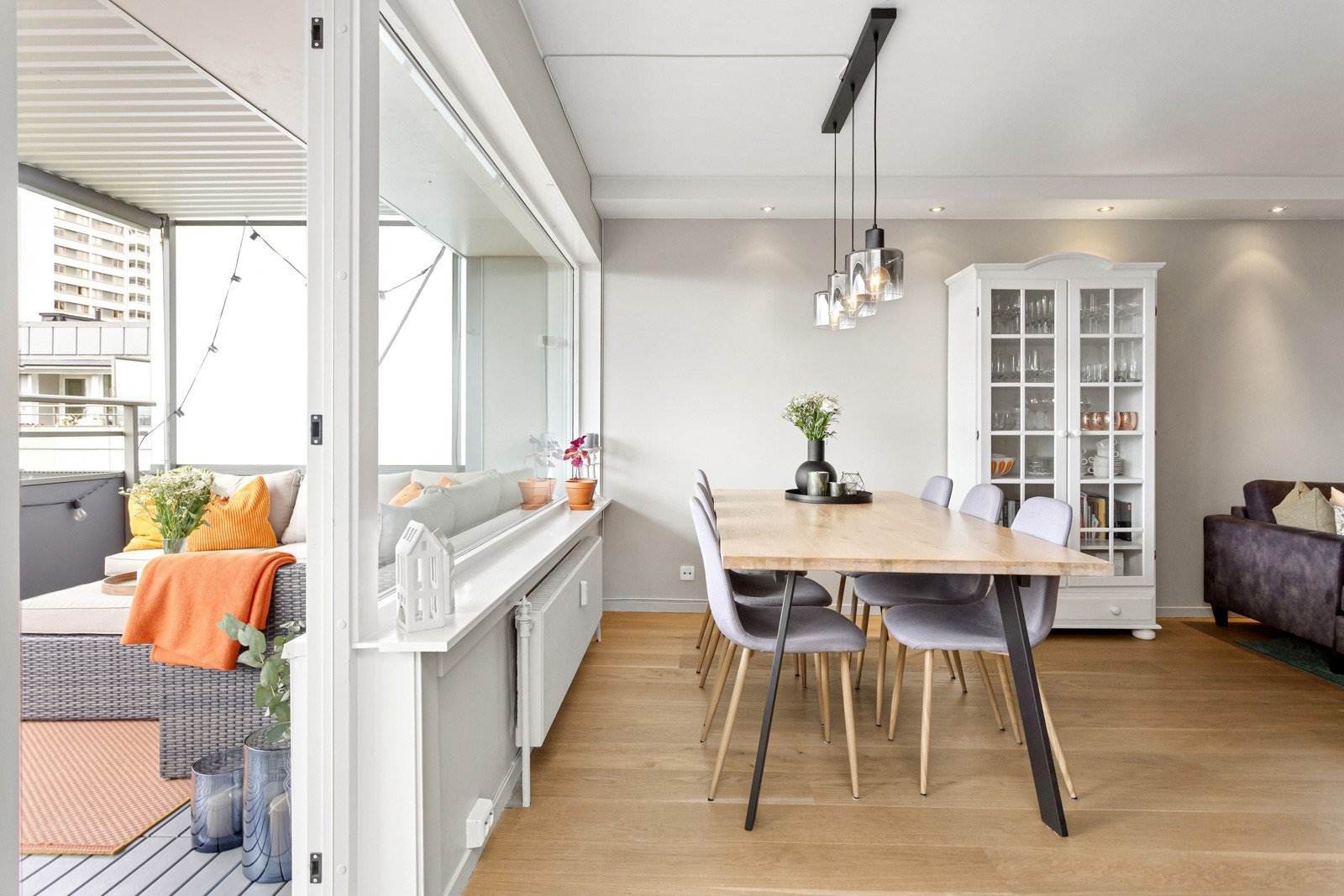 Flotte møbleringsmuligheter med god plass til sofaseksjon, mediemøblement og større spisebord for hyggelige sammenkomster. Galleribilde