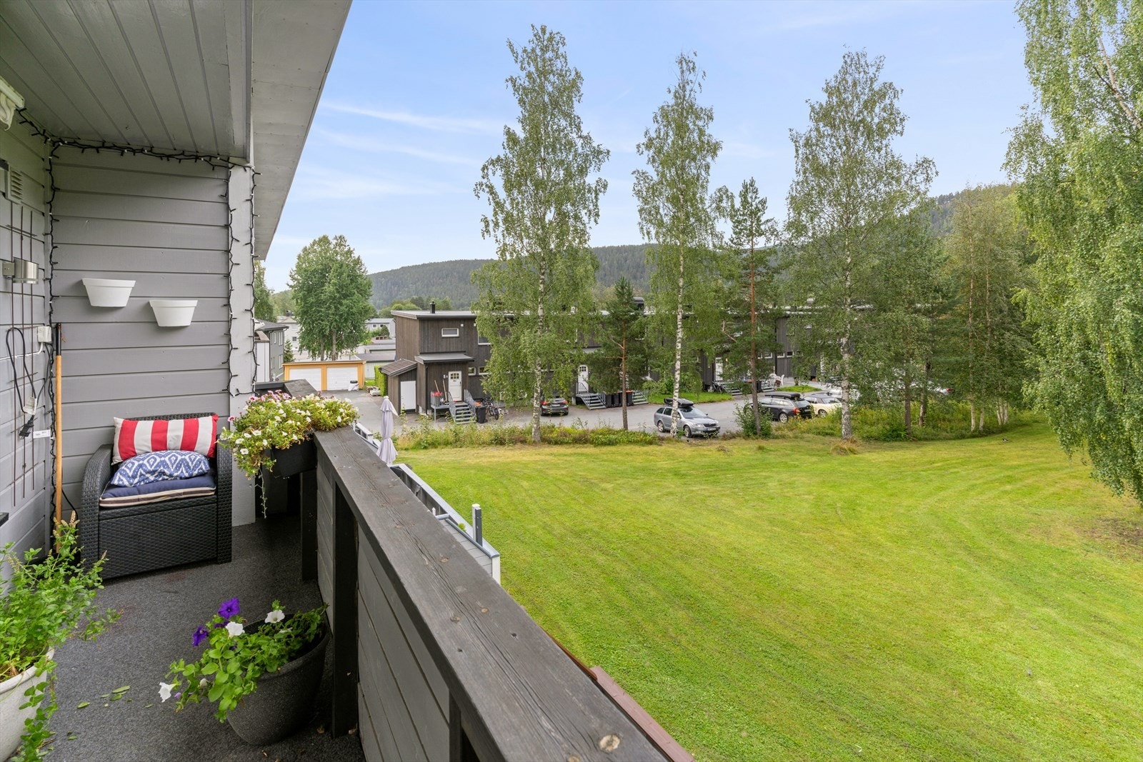 Balkong og felles hage slik det ser ut på sommerstid Galleribilde