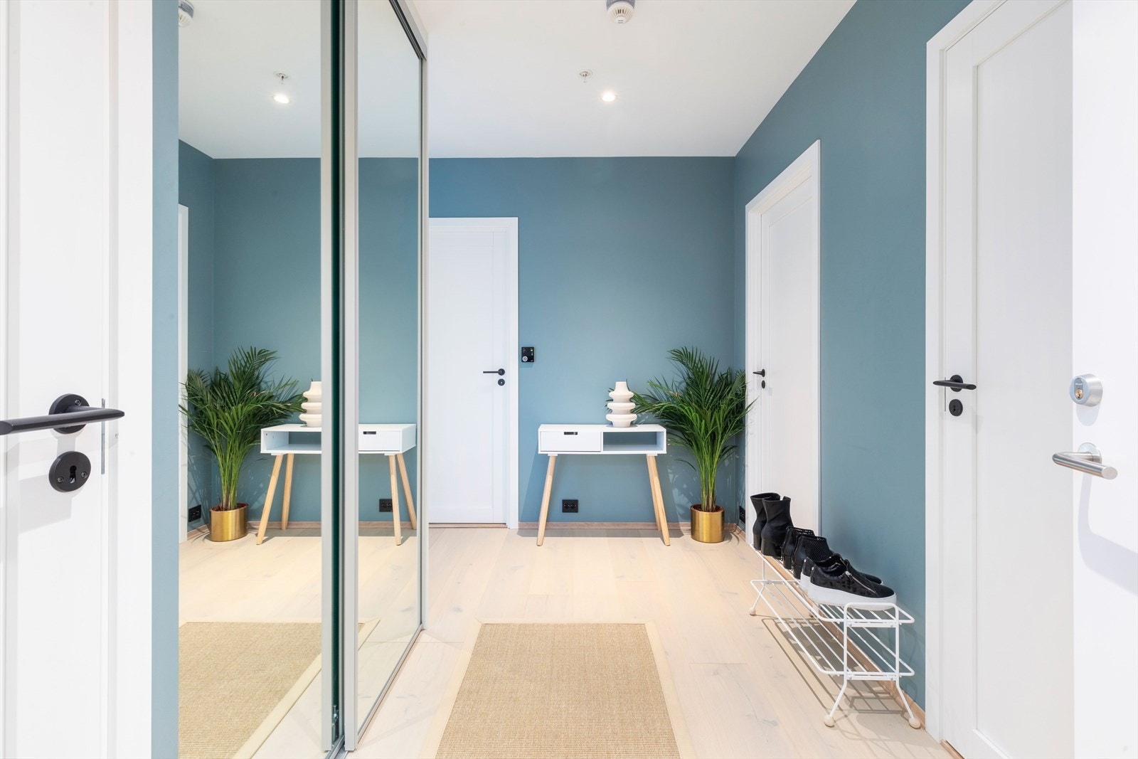 Her er det god plass til praktisk skyvedørsgarderobe og andre oppbevaringsløsninger, samt tilgang til en praktisk bod. Galleribilde