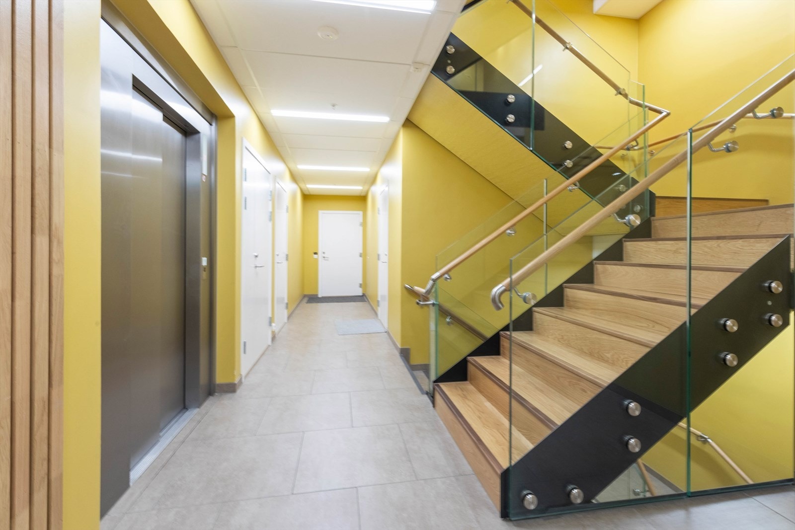 Leiligheten har adkomst via felles inngangsparti og heis til etasjeplan. Galleribilde