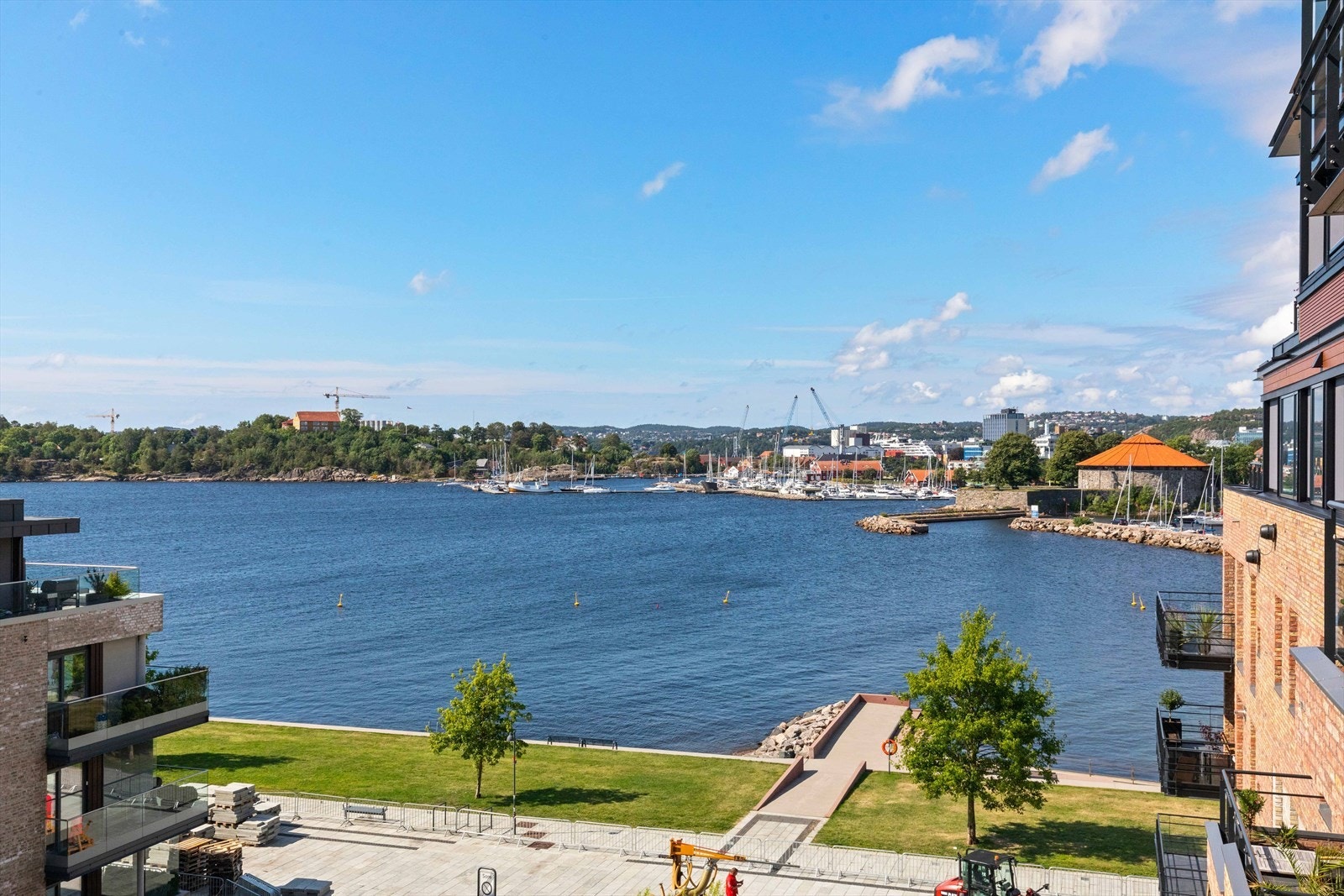 Det er flott sjøutsikt fra leiligheten. Galleribilde