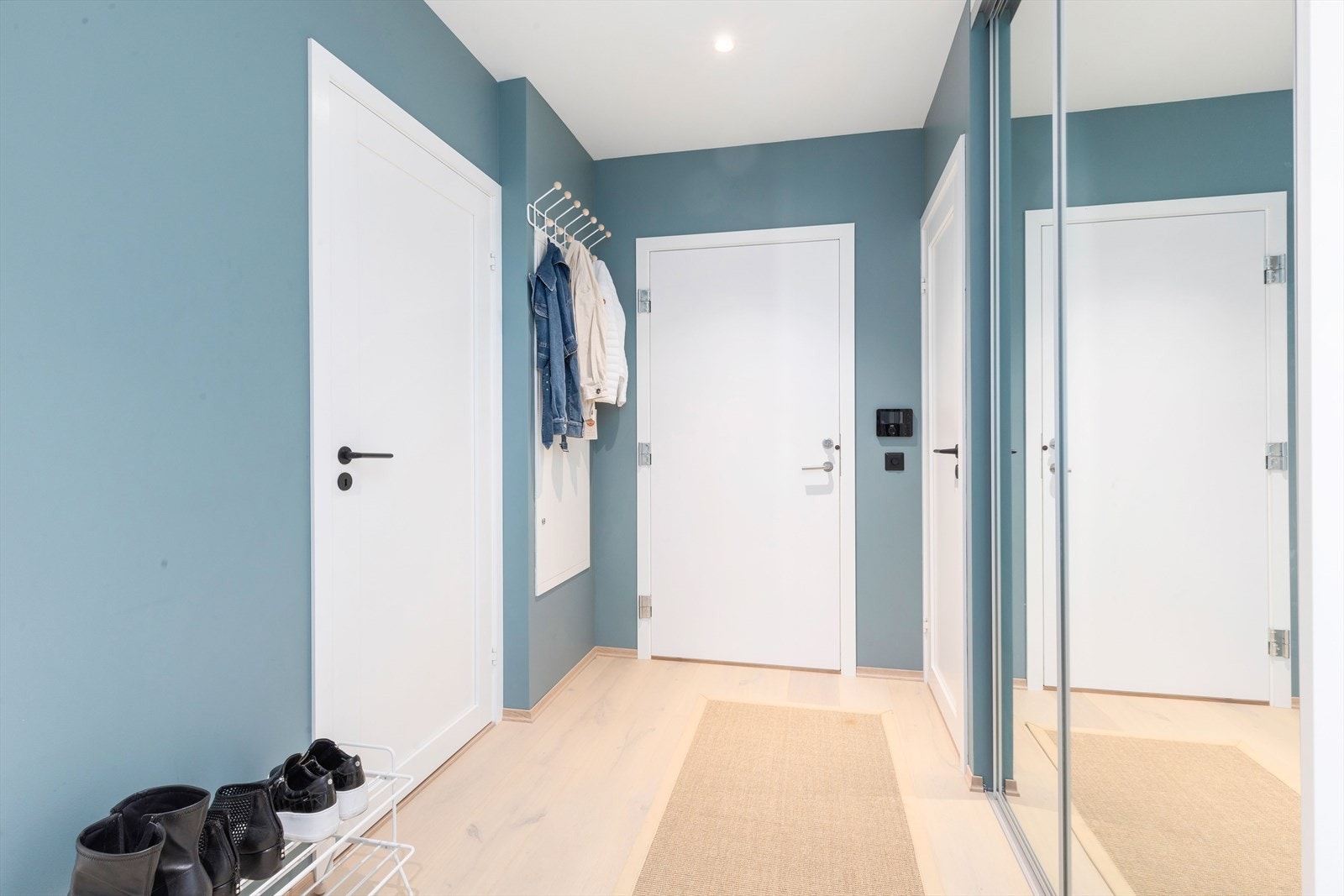 Du ønskes velkommen inn i en lys og luftig entré. Galleribilde