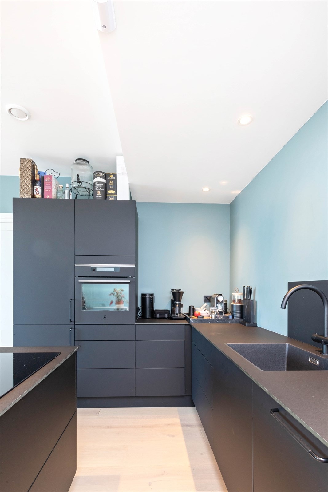 Kjøkkenet har en delikat og elegant innredning med glatte fronter og benkeplaten er av laminat. Galleribilde