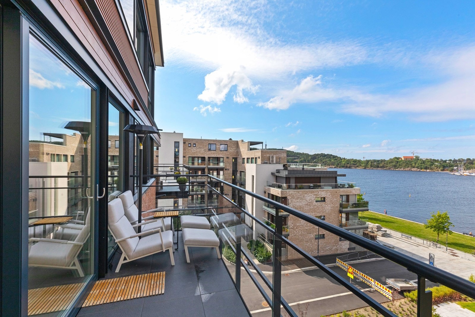 Leiligheten ligger i et flott og populært boligområde på Tangen, like ved Tresse og Bystranda. Galleribilde