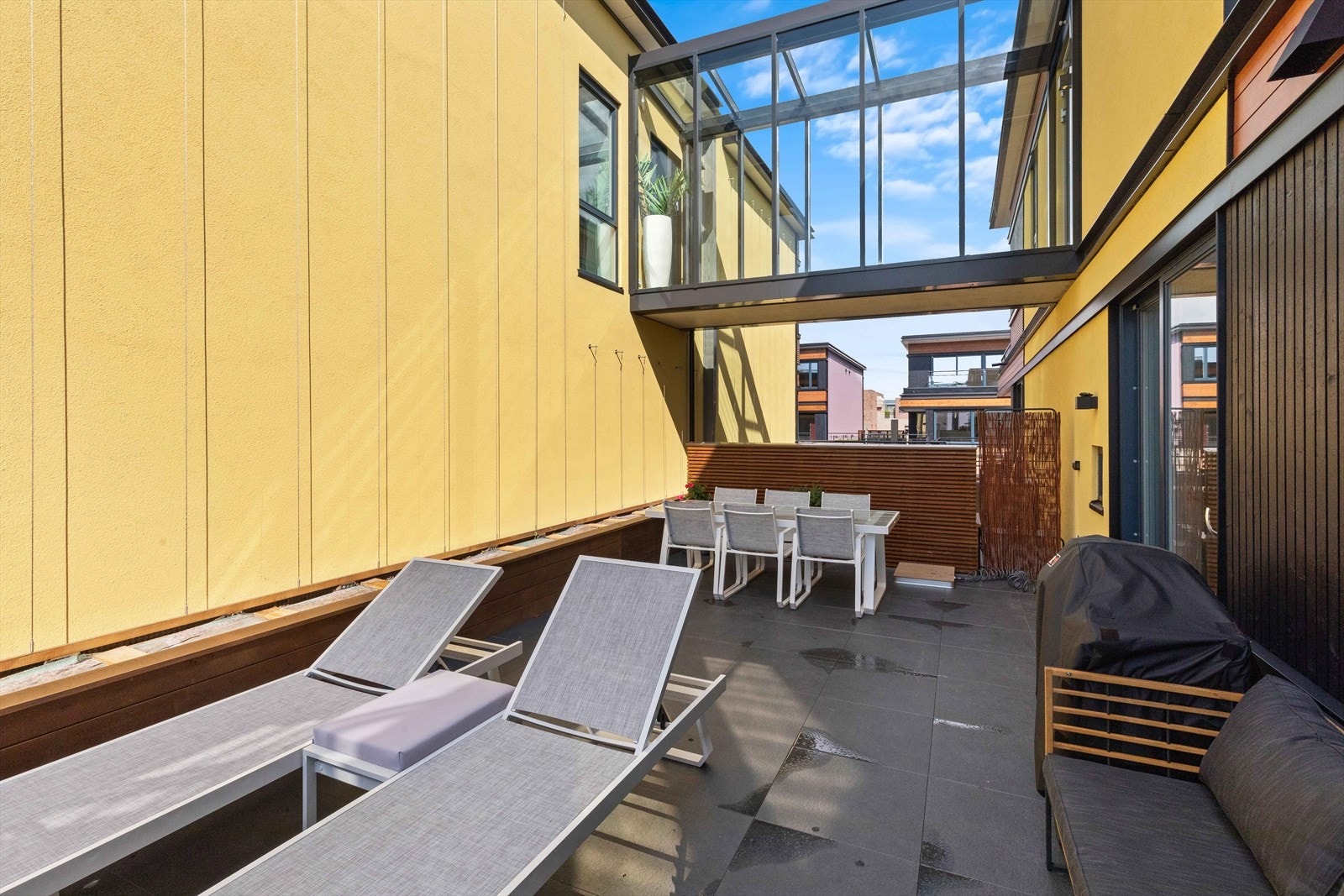Her er det plass til flere sittegrupper og solsenger. Galleribilde