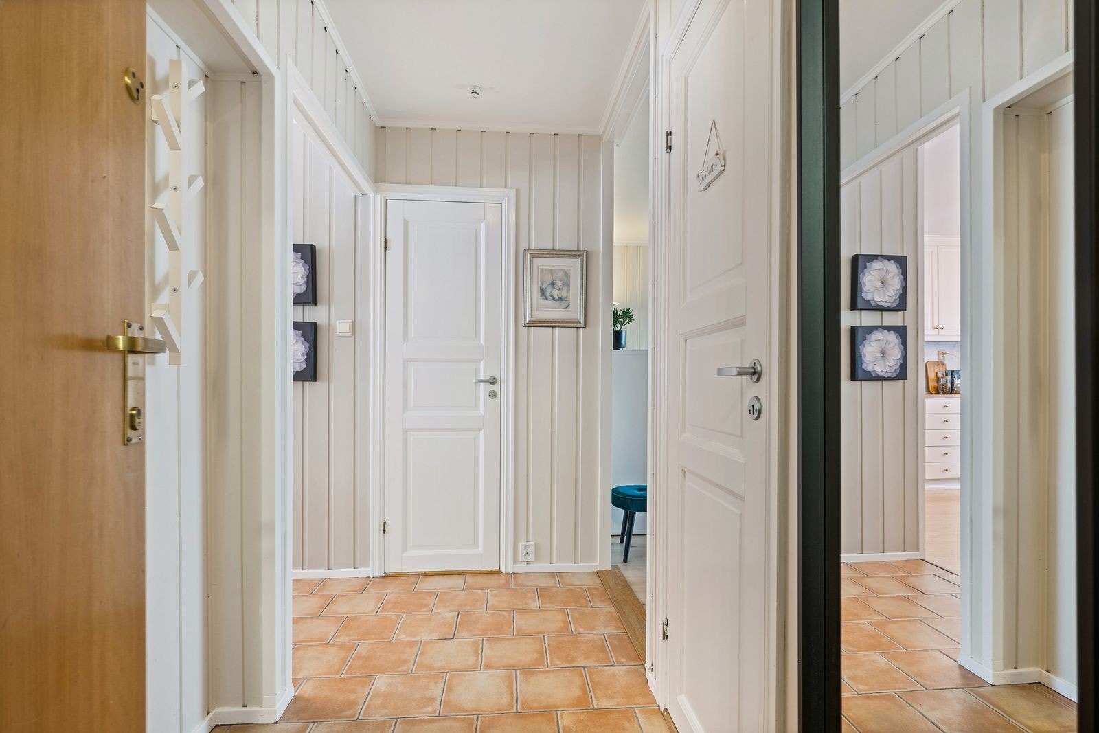 Entreen er lysmalt og har fliser i lys terracotta farge. Galleribilde