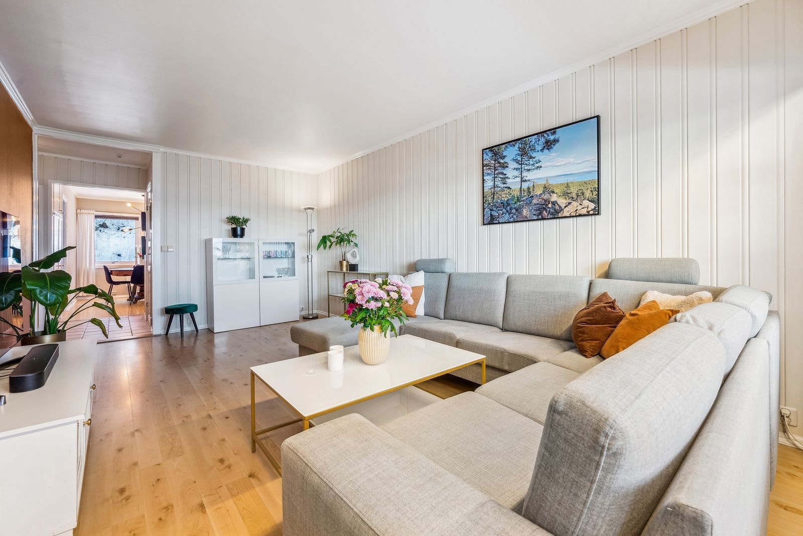 Veggflatene er malt i lys nyanse med en stilig kontrastvegg i jordfarge. Galleribilde