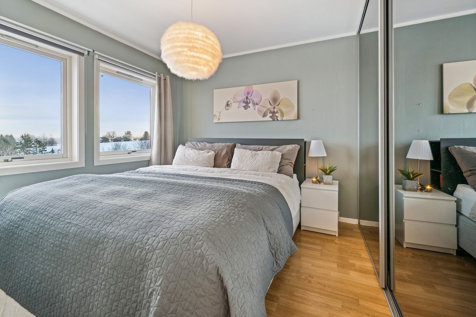 Hovedsoverommet har skyvedørsgarderobe med speilfronter og god plass til dobbeltseng. Galleribilde