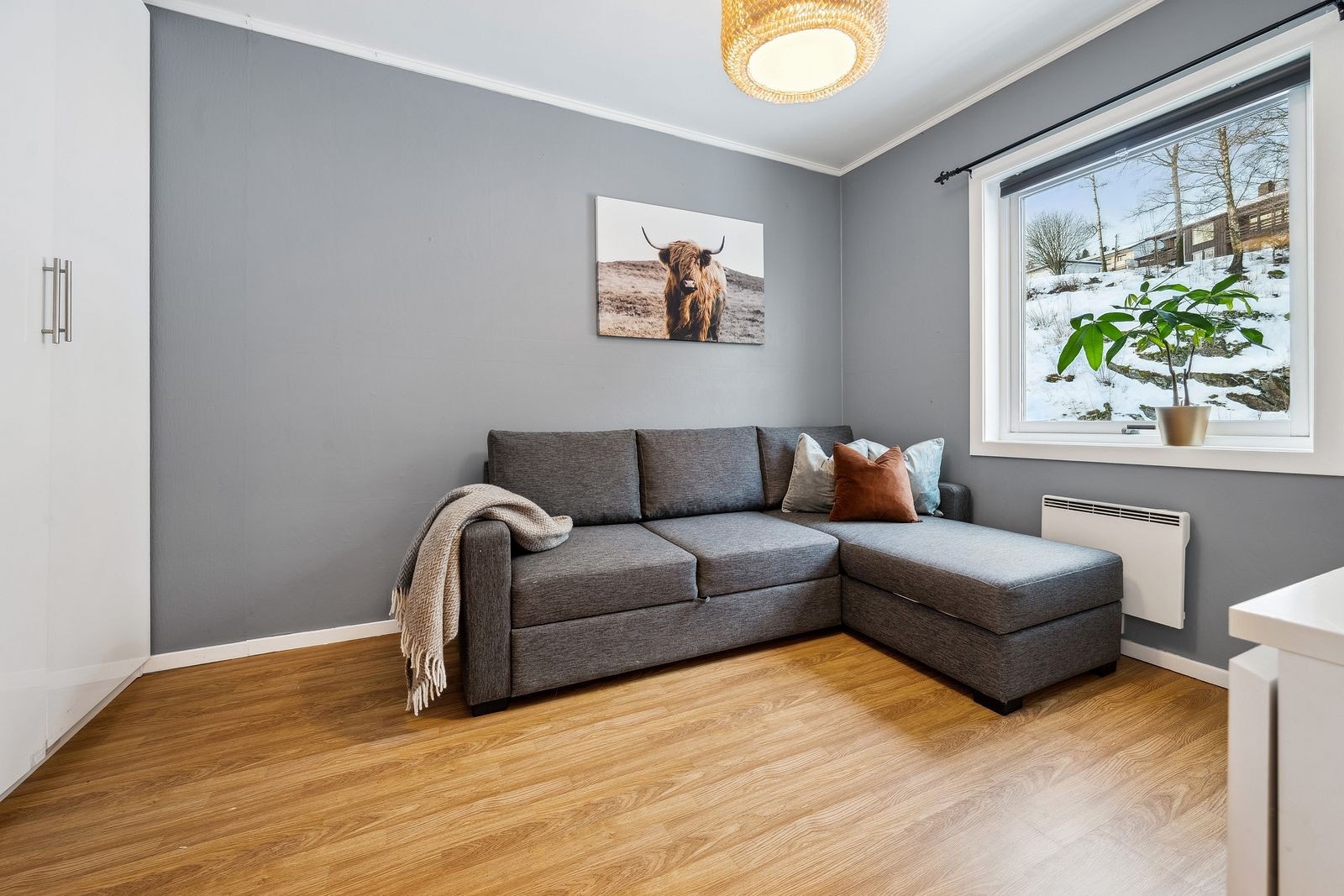 Soverom 2 har garderobeløsning og plass til både dobbeltseng og skrivebord. Rommet passer perfekt som barnerom. kontor eller gjesteværelse. Galleribilde