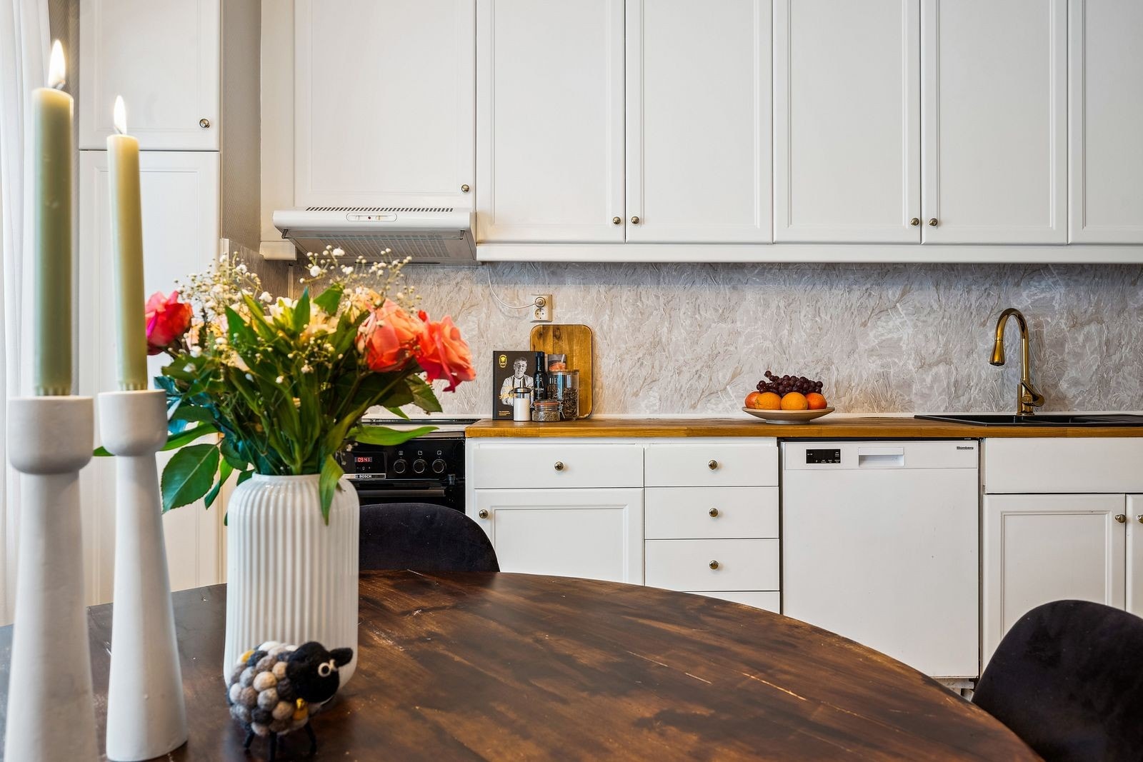 Kjøkkeninnredningen har heltre benkeplate og nedfelt komposittvask. Galleribilde