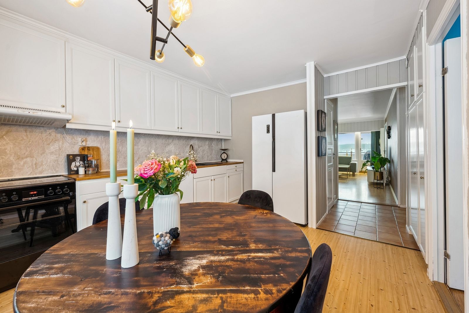 Det er avsatt plass til komfyr, kjøleskap og oppvaskmaskin. Galleribilde