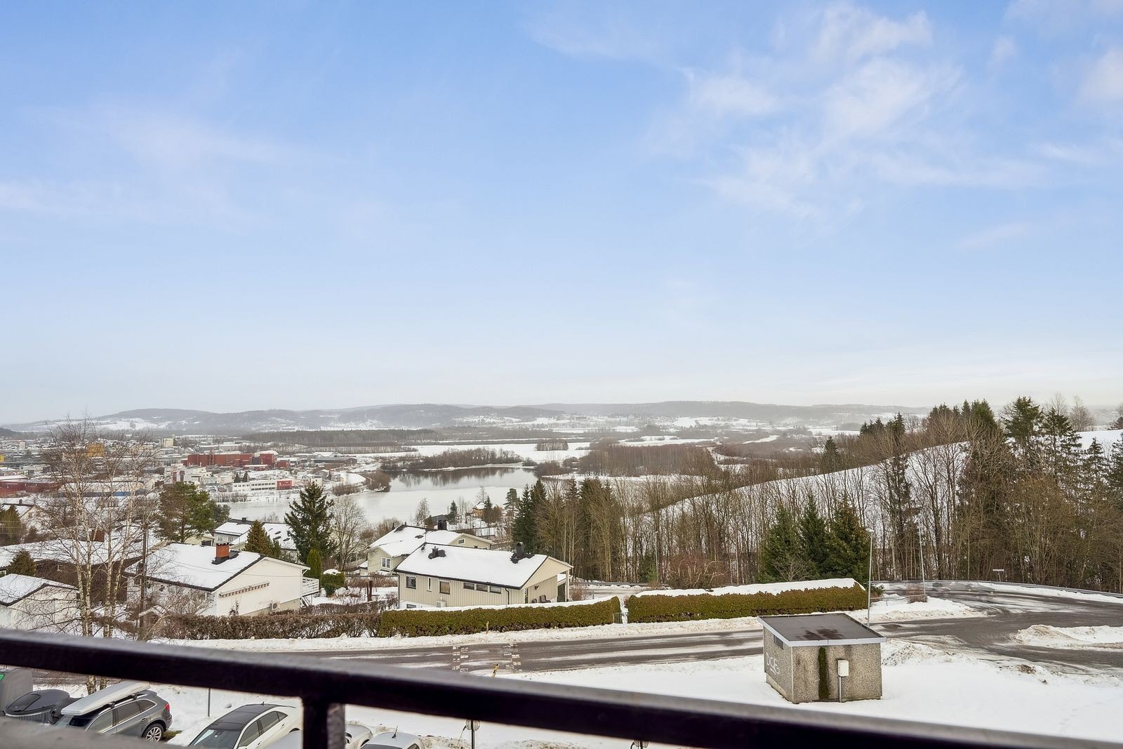 Naturskjønn og landlig utsikt til Øyeren, Svellet, Fetsund og Lillestrøm. Galleribilde