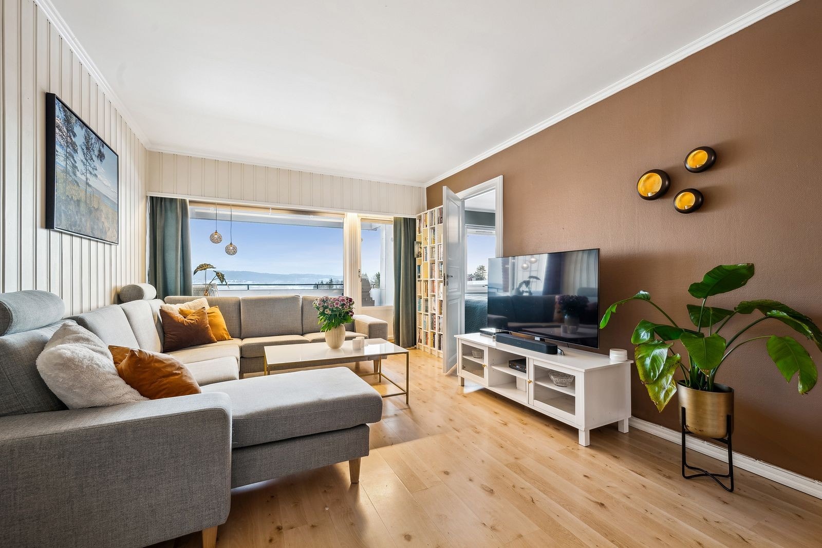 Fra stuen er det utgang til overbygd balkong med landlig og naturskjønn utsikt til Øyeren. Galleribilde