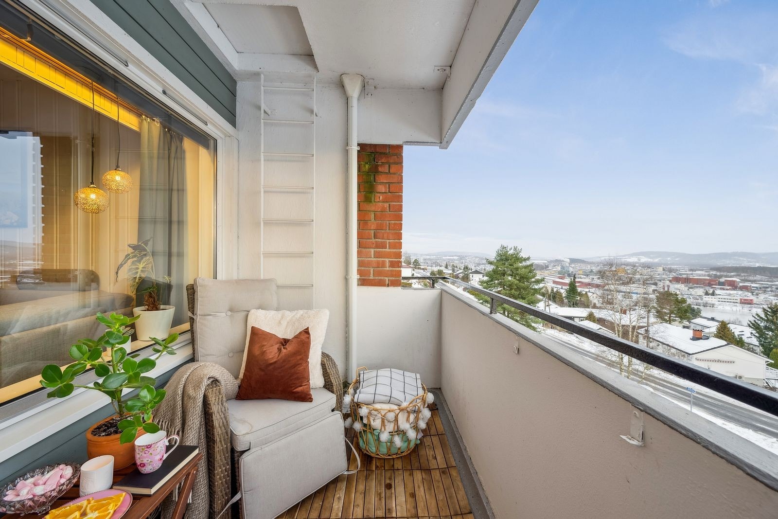 Leiligheten ligger i boligblokkens 3.etasje og har en trivelig overbygd balkong med svært gode utsiktsforhold. Galleribilde