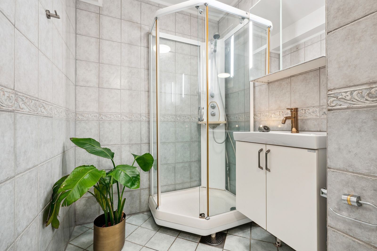 Badet er innredet med dusjkabinett, servant på underskap, speilskap og gulvmontert toalett. Borettslaget har et velfungerende fellesvaskeri med 3 vaskemaskiner og stor tørketrommel i kjeller. Galleribilde