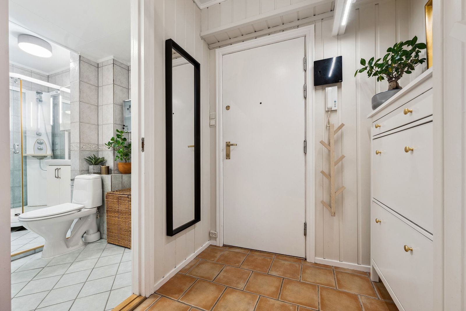 Det er montert porttelefon tilknyttet inngangspartiet og det er god plass til å henge fra seg yttertøy på knaggrekke og sko i praktisk skoskap. Galleribilde