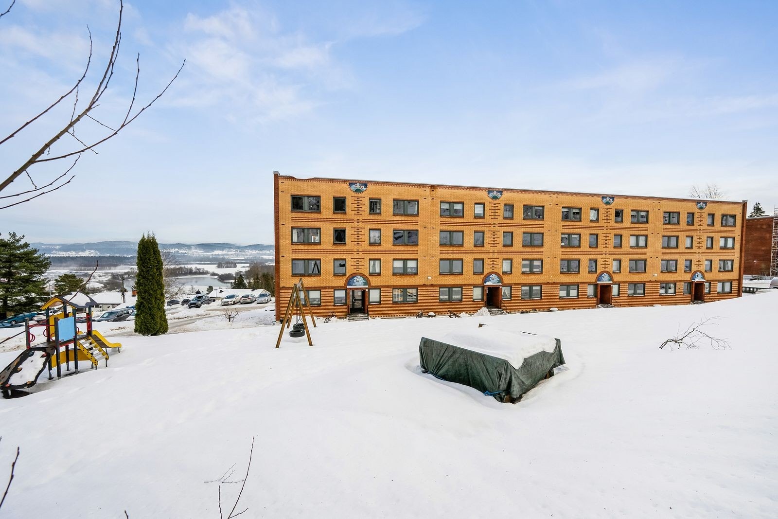 Ødegården borettslag har pent opparbeidet fellesareal med trygge lekeplasser like utenfor boligblokken. Trivelig samlingspunkt for store og små med sittebenker og utegrill til felles bruk utenfor boligblokken. Galleribilde