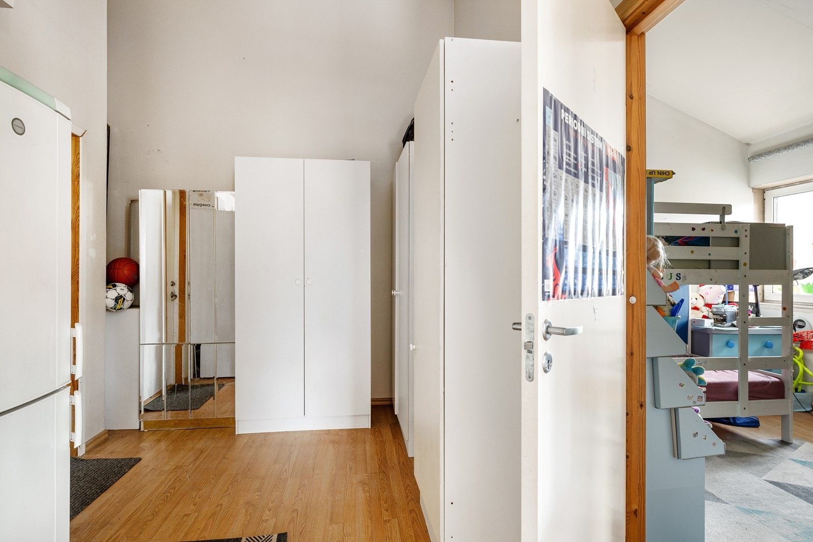 Romslig entré med god plass til å henge fra seg yttertøy og sko. Fra entréen har du dirkete adgang til boligens II soverom Galleribilde