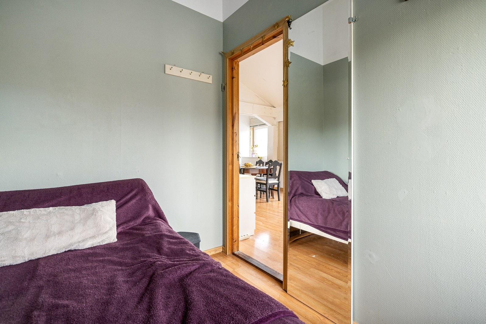 Soverommet har et praktisk innebygd garderobeskap med speilfront Galleribilde