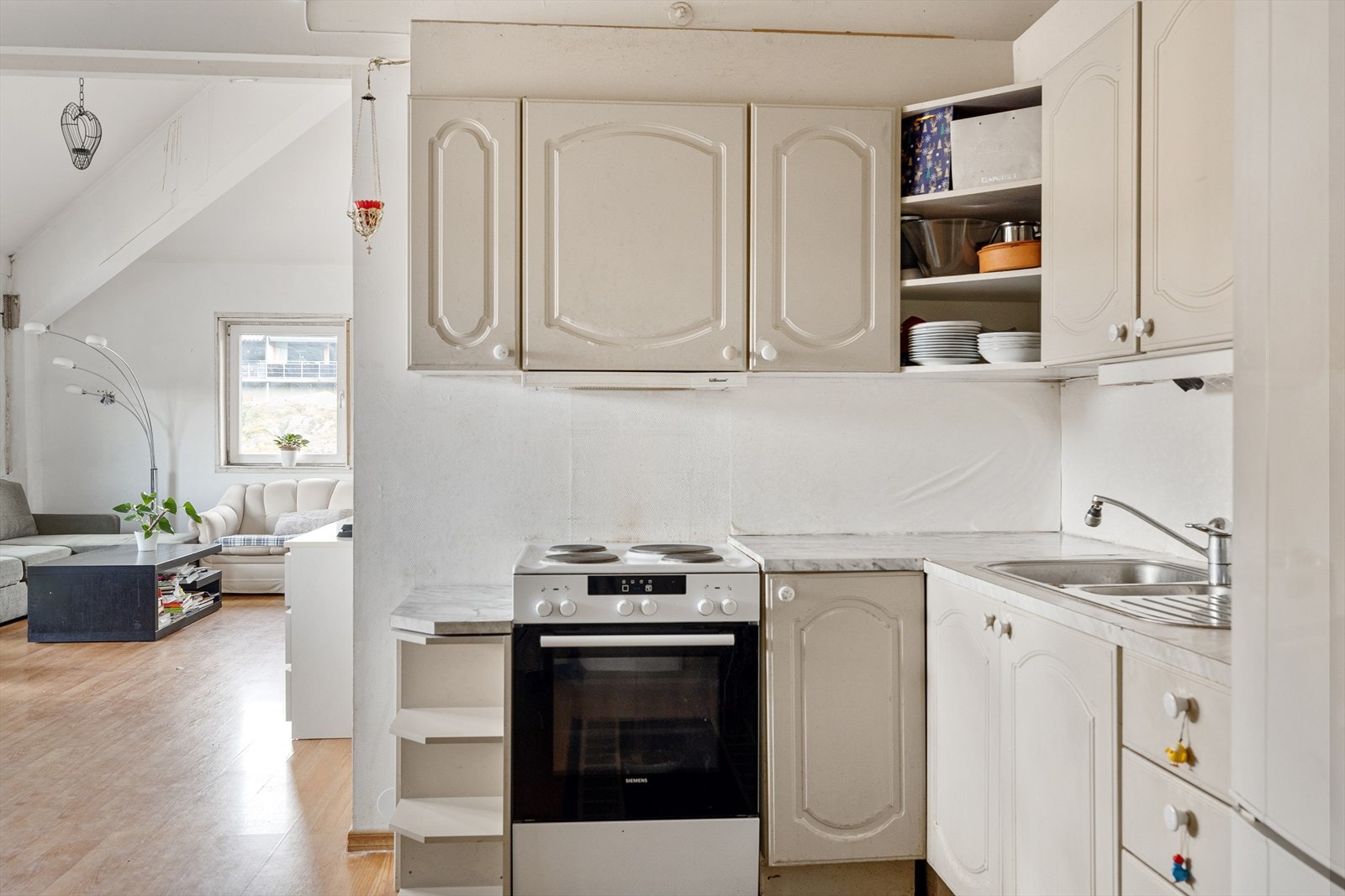 Kjøkken i åpen og sosial løsning mot stuen av ukjent alder. Galleribilde