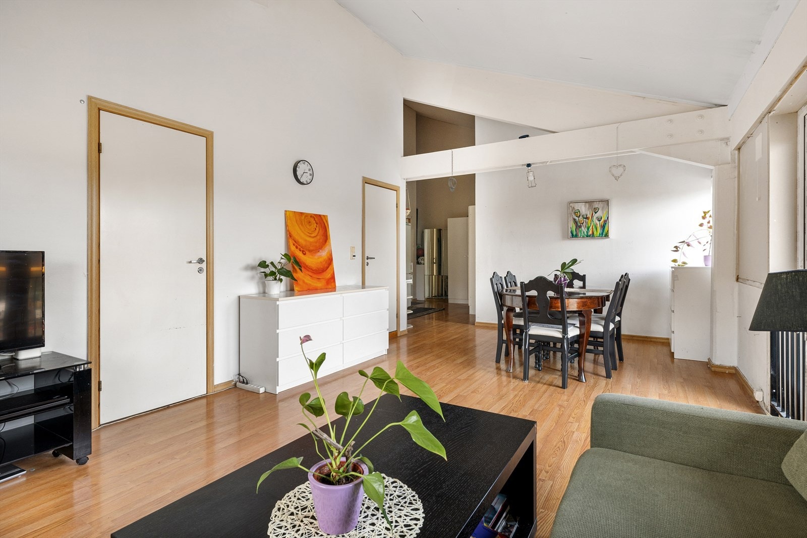 En lys og romslig 3-roms leilighet i 2. etasje med fransk balkong! Det er god plass til å innrede med ulike soner som spisebord, sofagruppe, TV med tilhørende møblement, oppbevaring og annet ønsket interiør Galleribilde