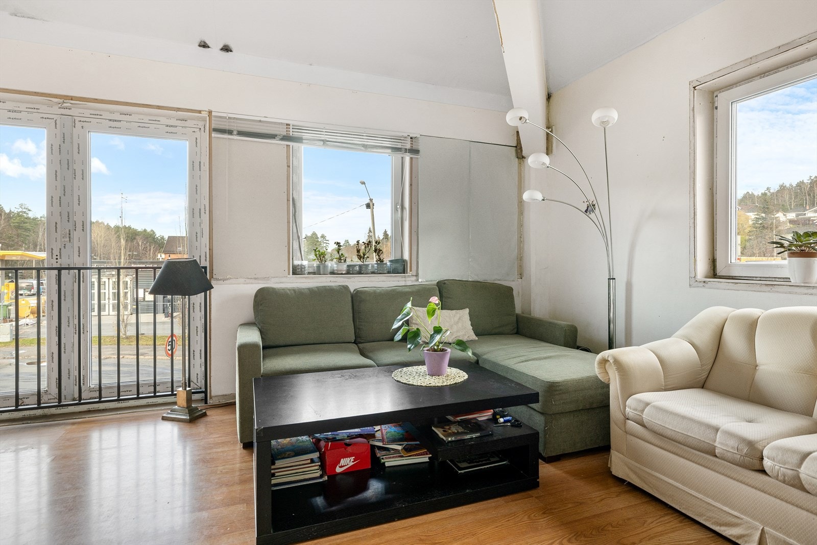 Leiligheten har en generøs takhøyde som gir en luftig romfølelse. De store vindusflatene slipper inn rikelig med naturlig lys Galleribilde