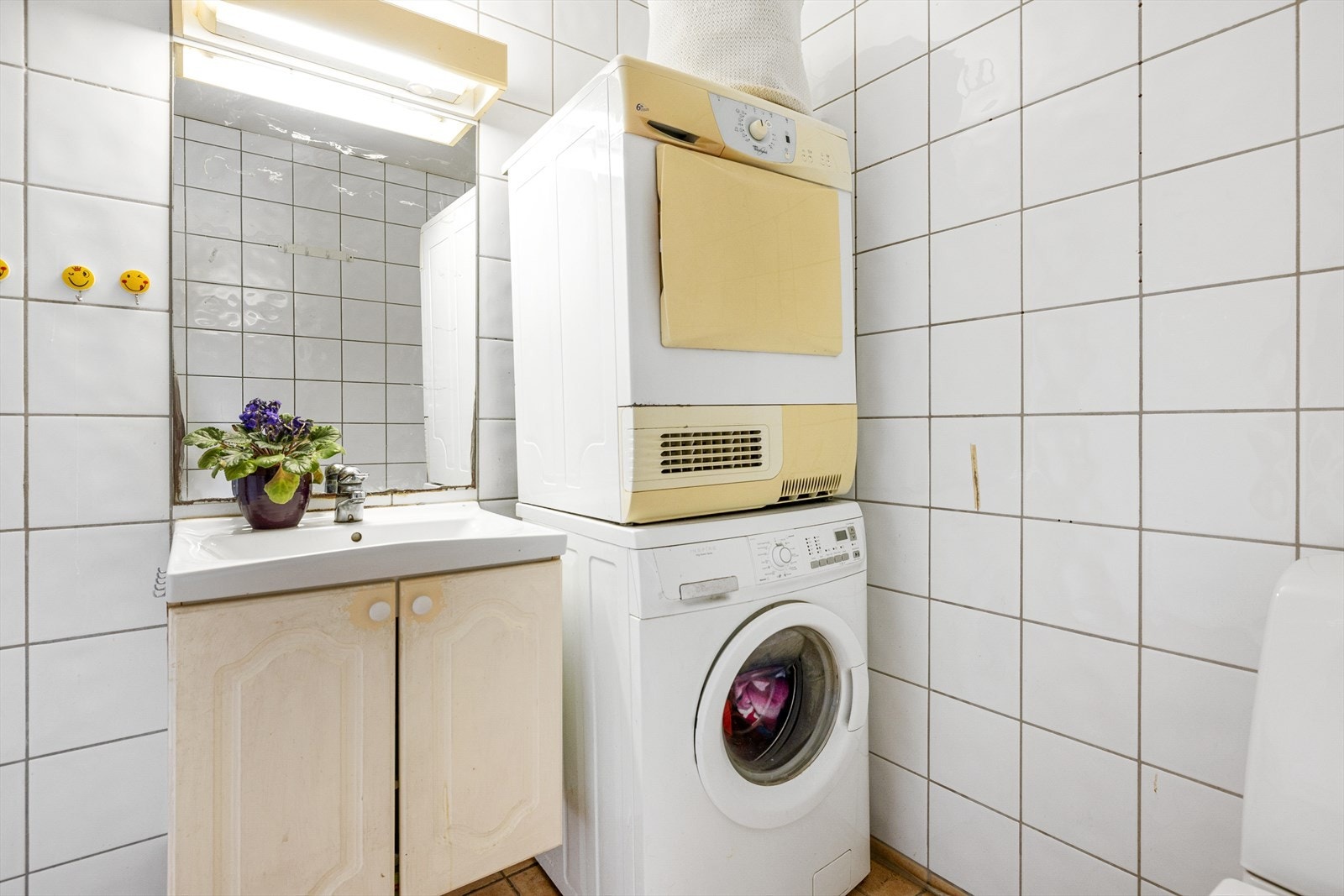 Videre består innredningen av et dusjkabinett, gulvstående toalett og opplegg for vaskemaskin. Det er montert taklampe i himlingen, og det er lagt elektriske varmekabler i gulvet. Galleribilde