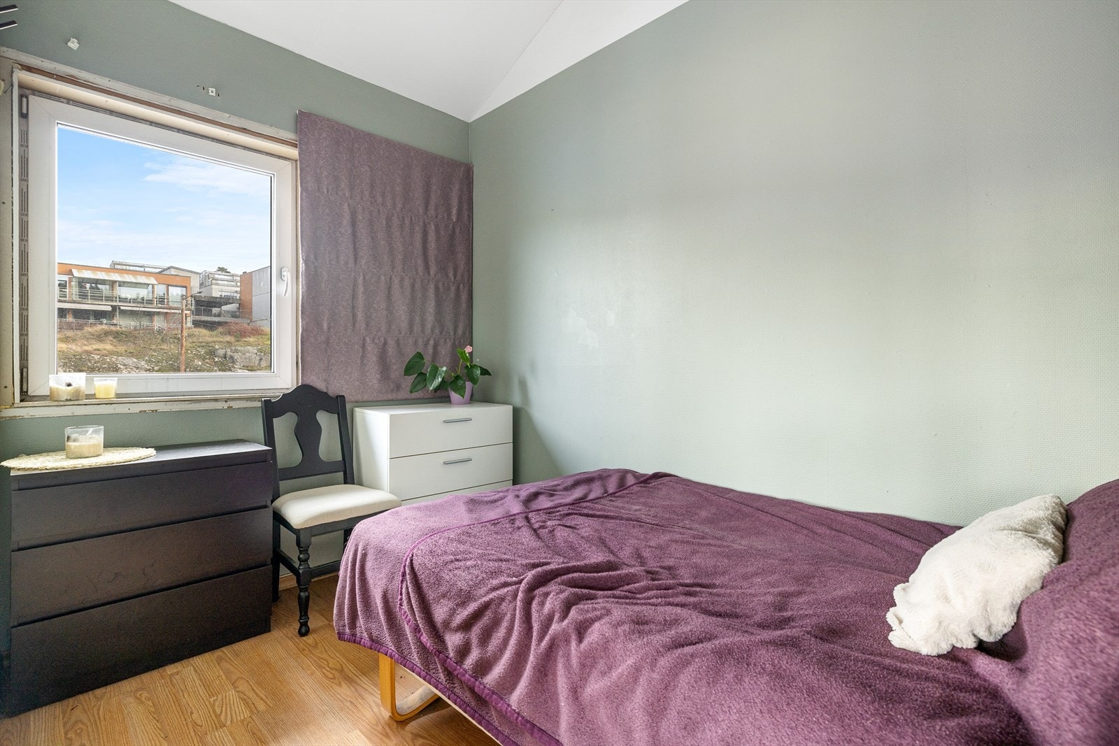 Romslig hovedsoverom med store vindusflater som sørger for godt med naturlig lysinnslipp. Det er god plass til å innrede med dobbeltseng med tilhørende nattbord og øvrig møblement Galleribilde