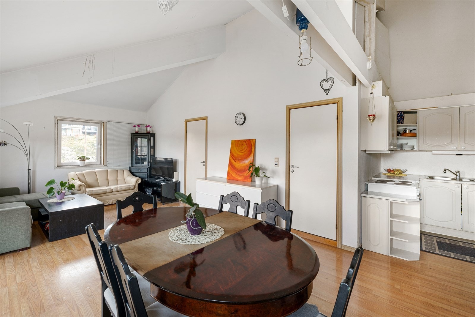 Fra stuen har du direkte adgang til leilighetens bad og hovedsoverom Galleribilde