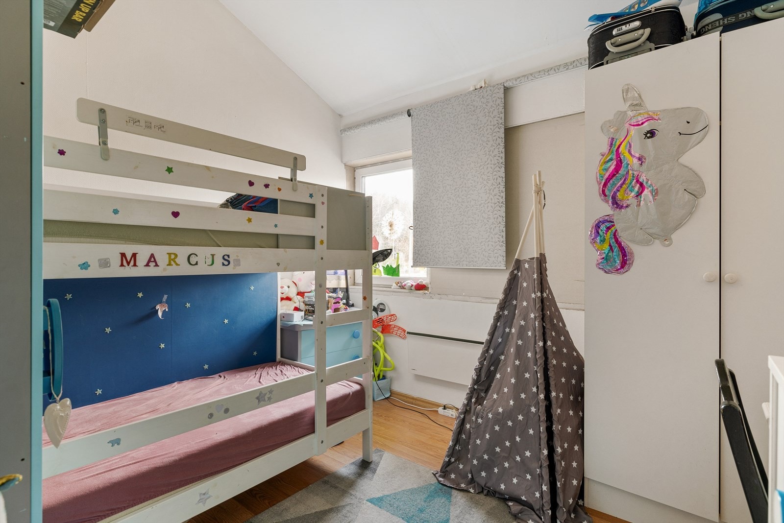 Boligens II soverom er også av god størrelse og har plass til dobbeltseng, kommode og annet ønsket møblement Galleribilde