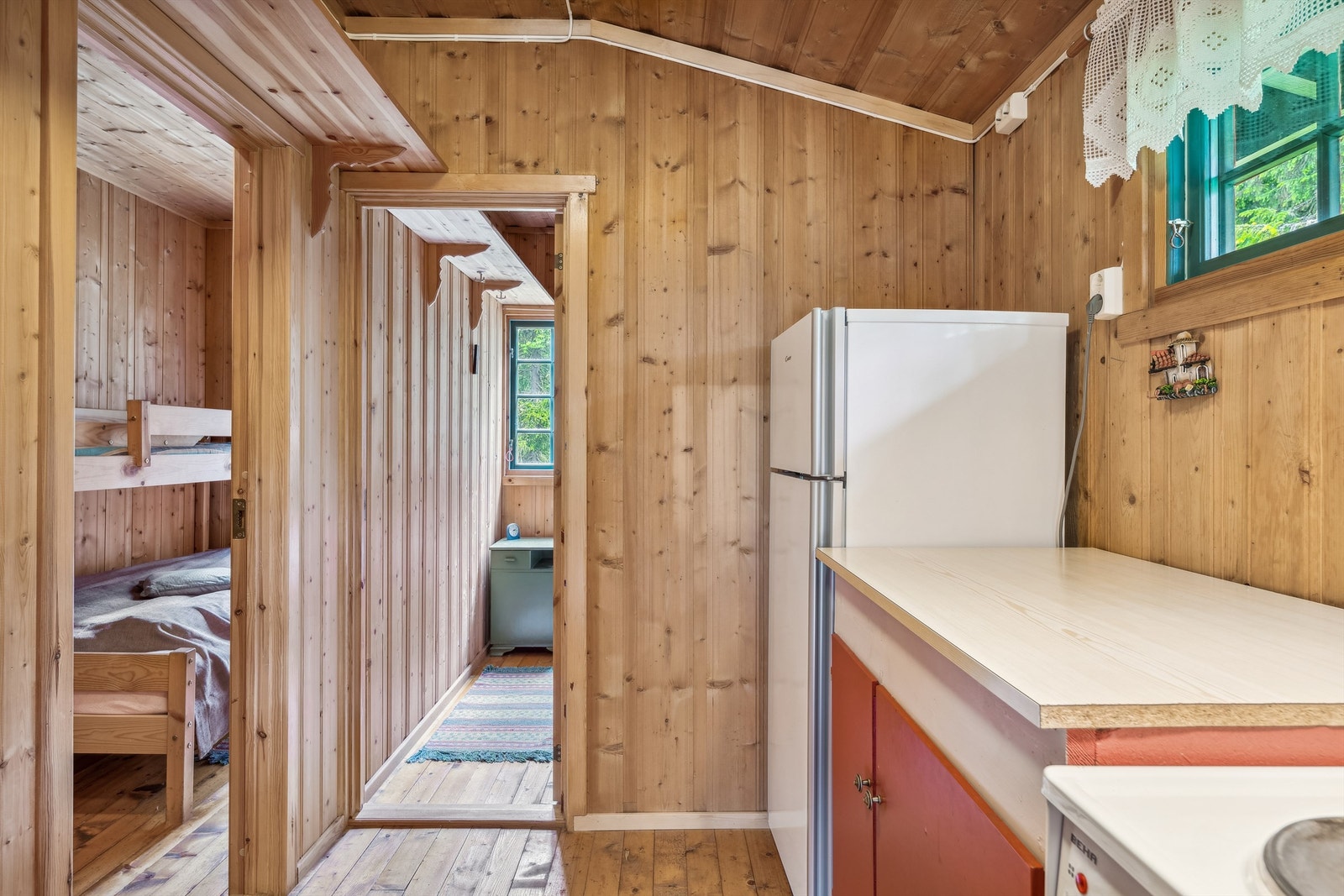 Hytta har innlagt strøm. Vann hentes året rundt i en bekk, rett på andre siden av veien Galleribilde