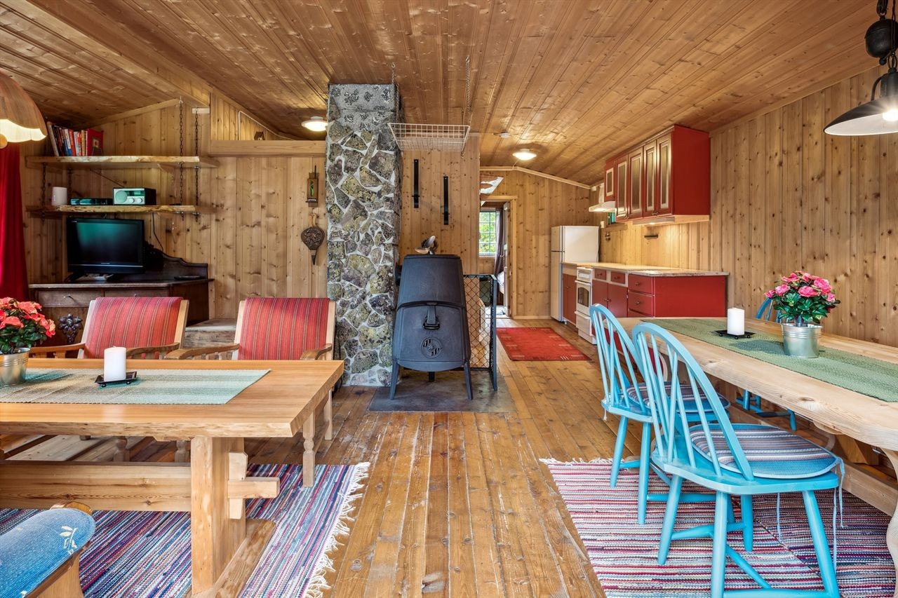 Peisovn og forblendet pipe i naturstein. Åpen og sosial løsning inn til kjøkkenet Galleribilde