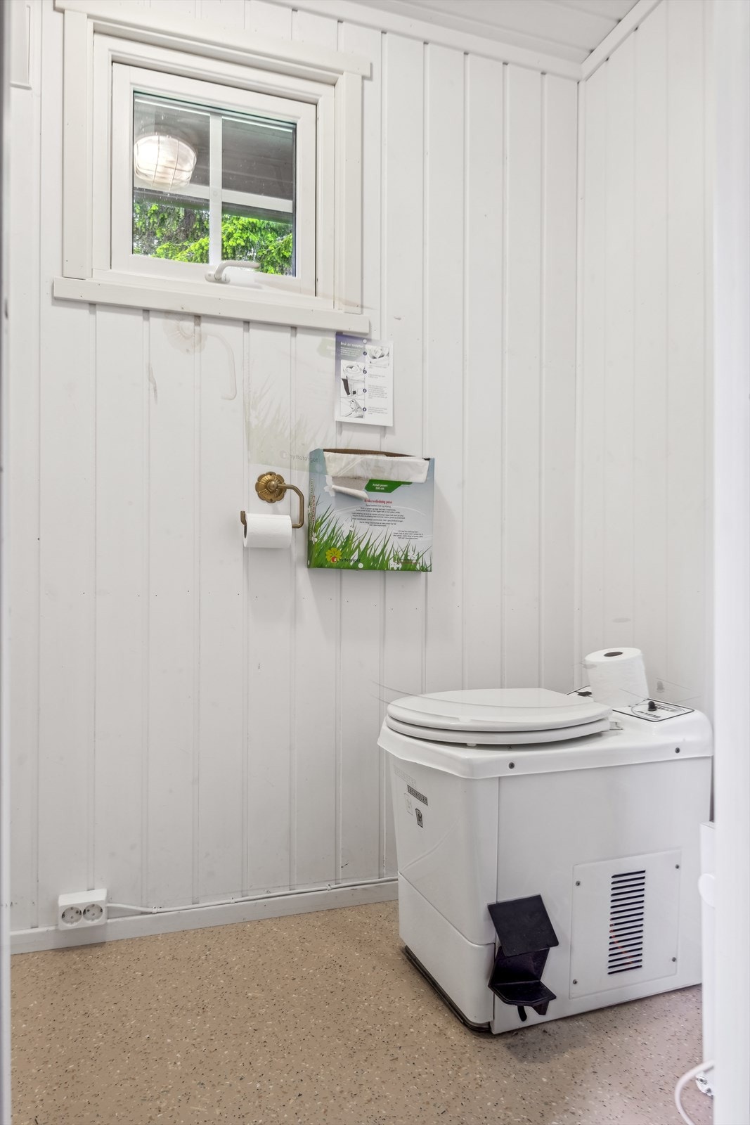 Forbrenningstoalett og biodo er plassert i uteboden Galleribilde