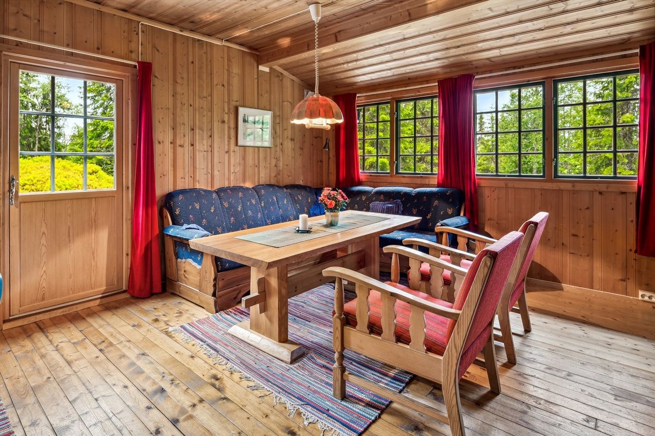 Overflater i tre gir den gode hyttestemningen. Utgang til en romslig solrik terrasse. Galleribilde