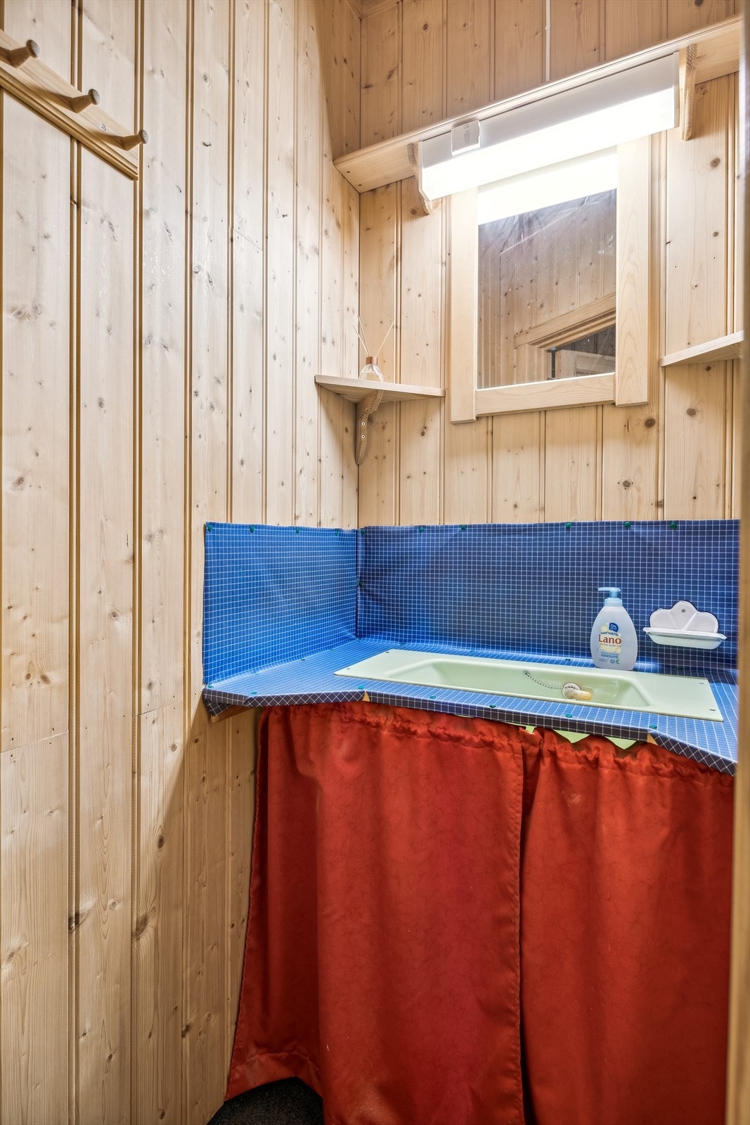 Et lite hygienerom med vask Galleribilde