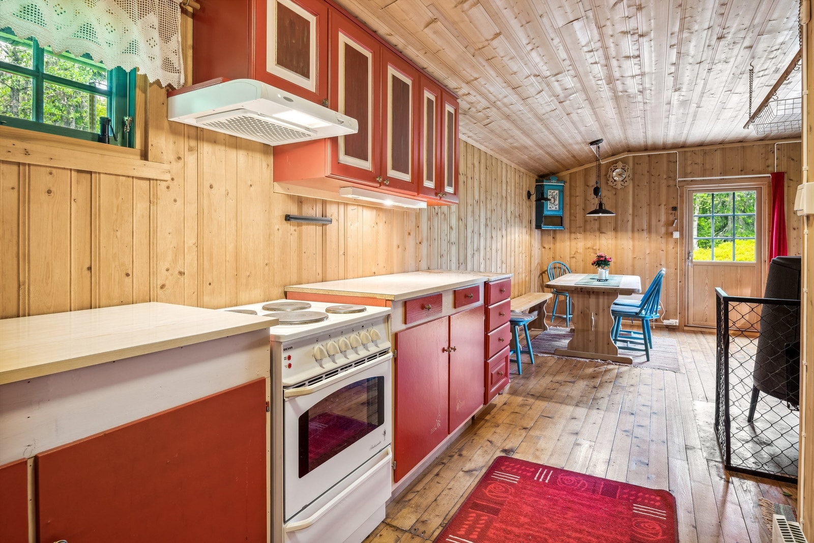 Eldre kjøkkeninnredning med åpen løsning for hvitevarer Galleribilde