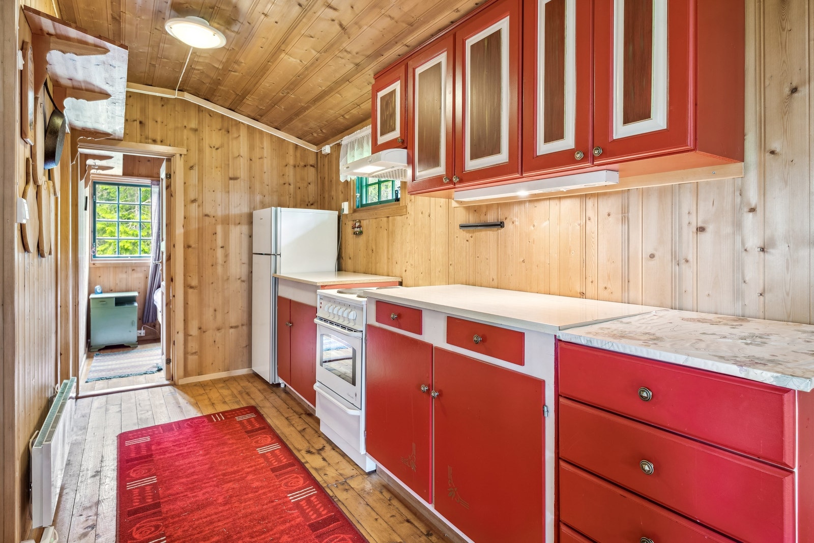 Komfyr og kjøleskap medfølger i salget Galleribilde