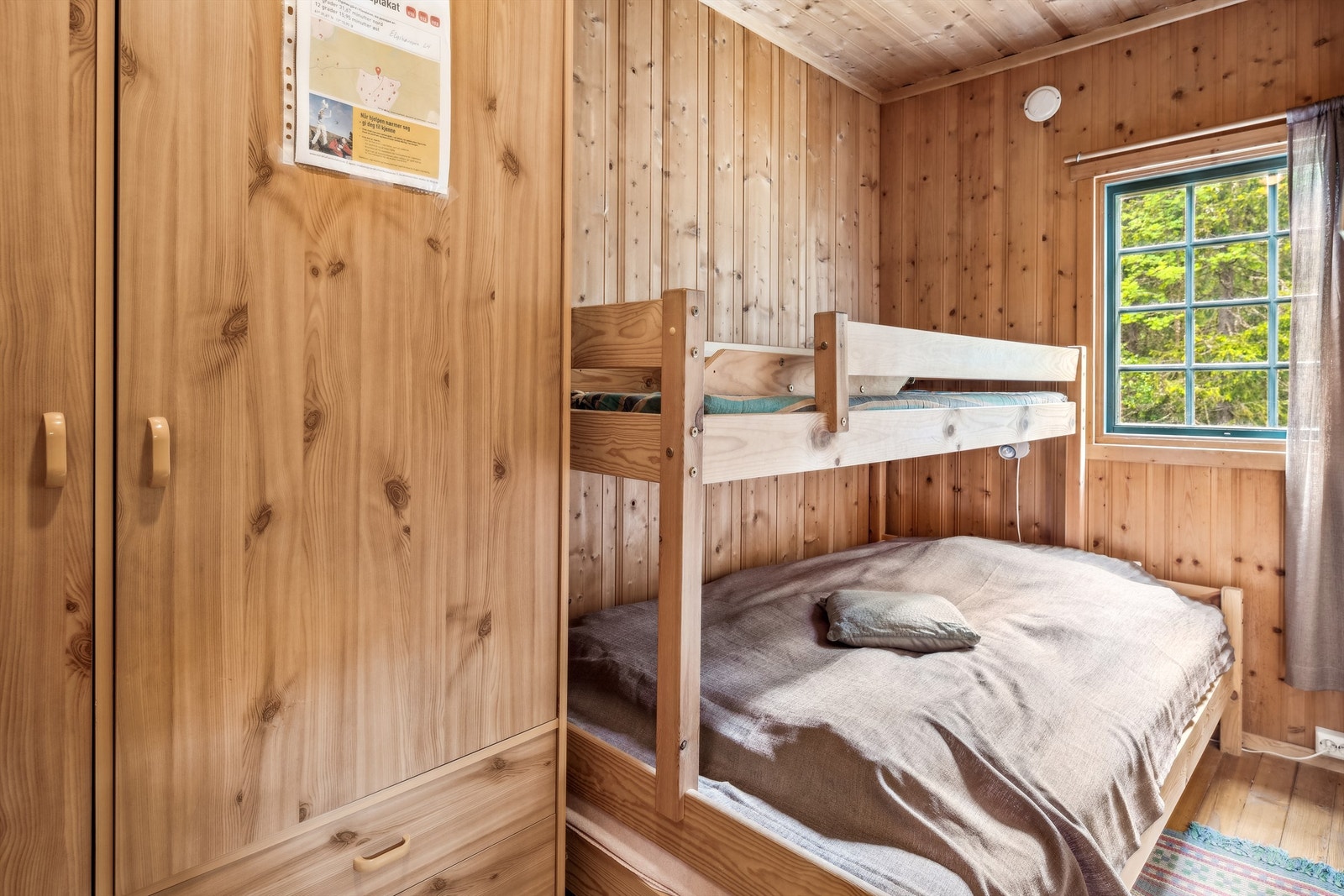 Hytta har 3 soverom. Her med familiekøyeseng og garderobeskap Galleribilde