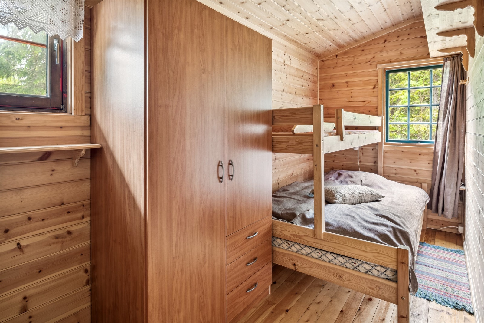 Soverom 2 - også det med familiekøyeseng og garderobe Galleribilde