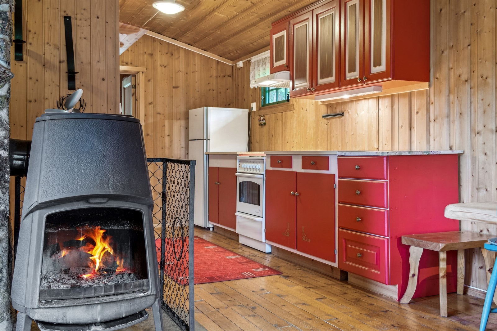 Peisovnen gir god varme. I tillegg har hytta oppvarmingsstyring via app slik at du kan komme til god og varm hytte. Galleribilde