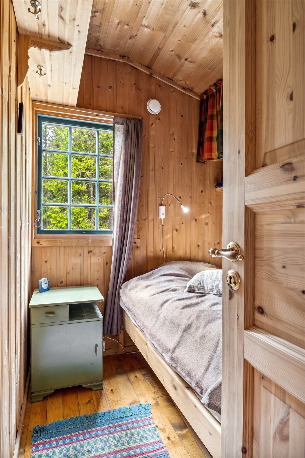 Soverom 3 er innredet med enkeltseng. Alle med koselige sprosser på vinduene Galleribilde