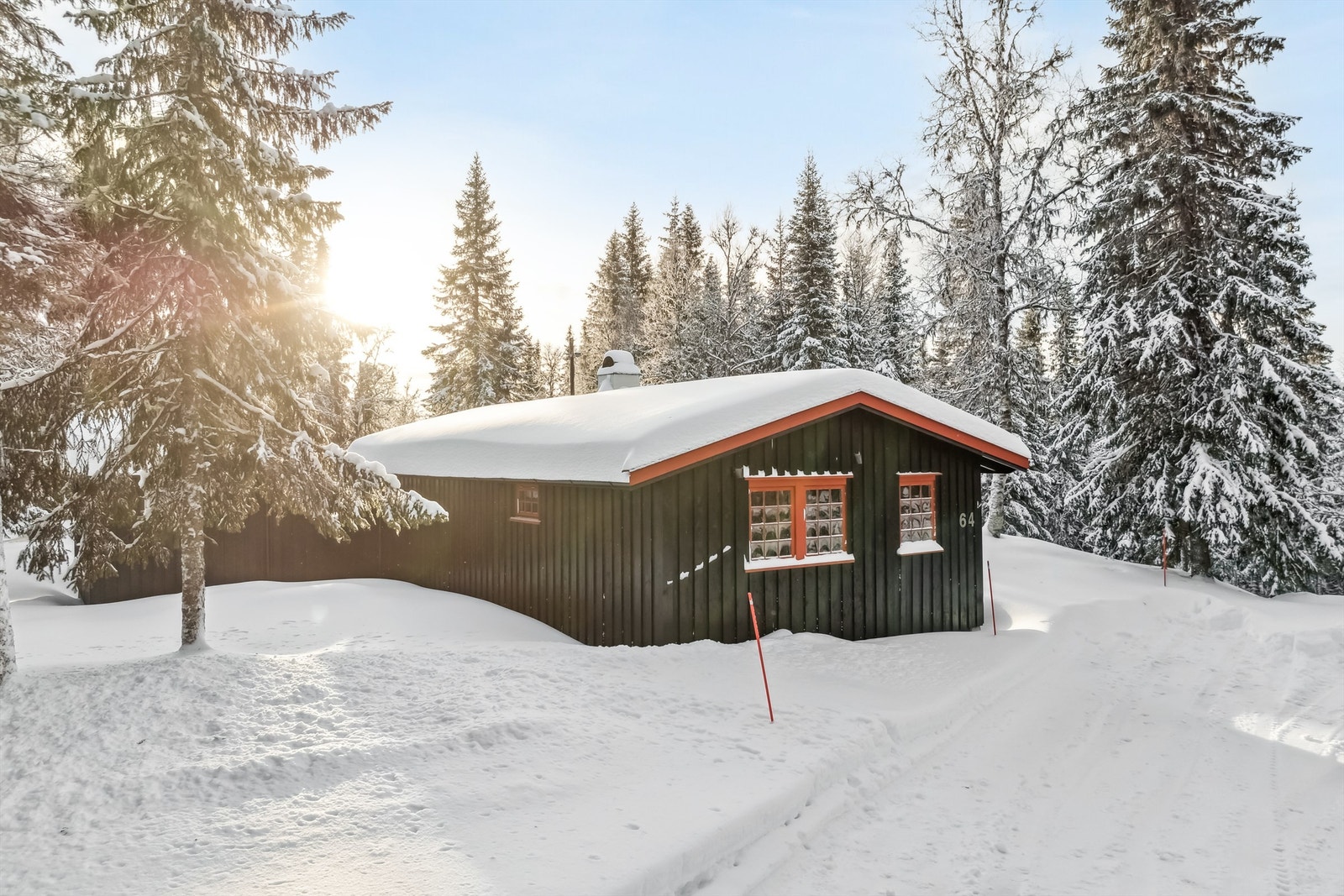 Parkering på egen tomt rett utenfor hytteveggen Galleribilde
