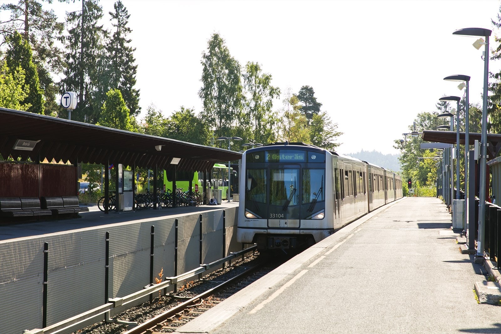 Området har et meget godt kollektivtilbud med både T-bane, buss og flybuss Galleribilde