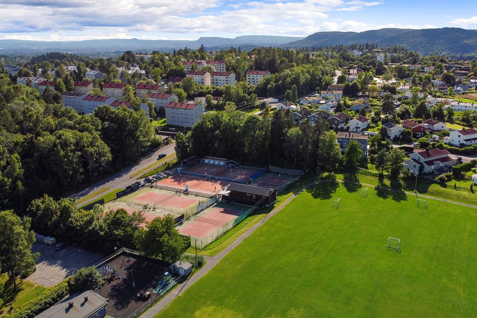 Nærområdet kan by på flere sports- og rekreasjonsmuligheter, med bl.a. flere golfbaner, tennisbaner og fotballbaner innen gangavstand Galleribilde