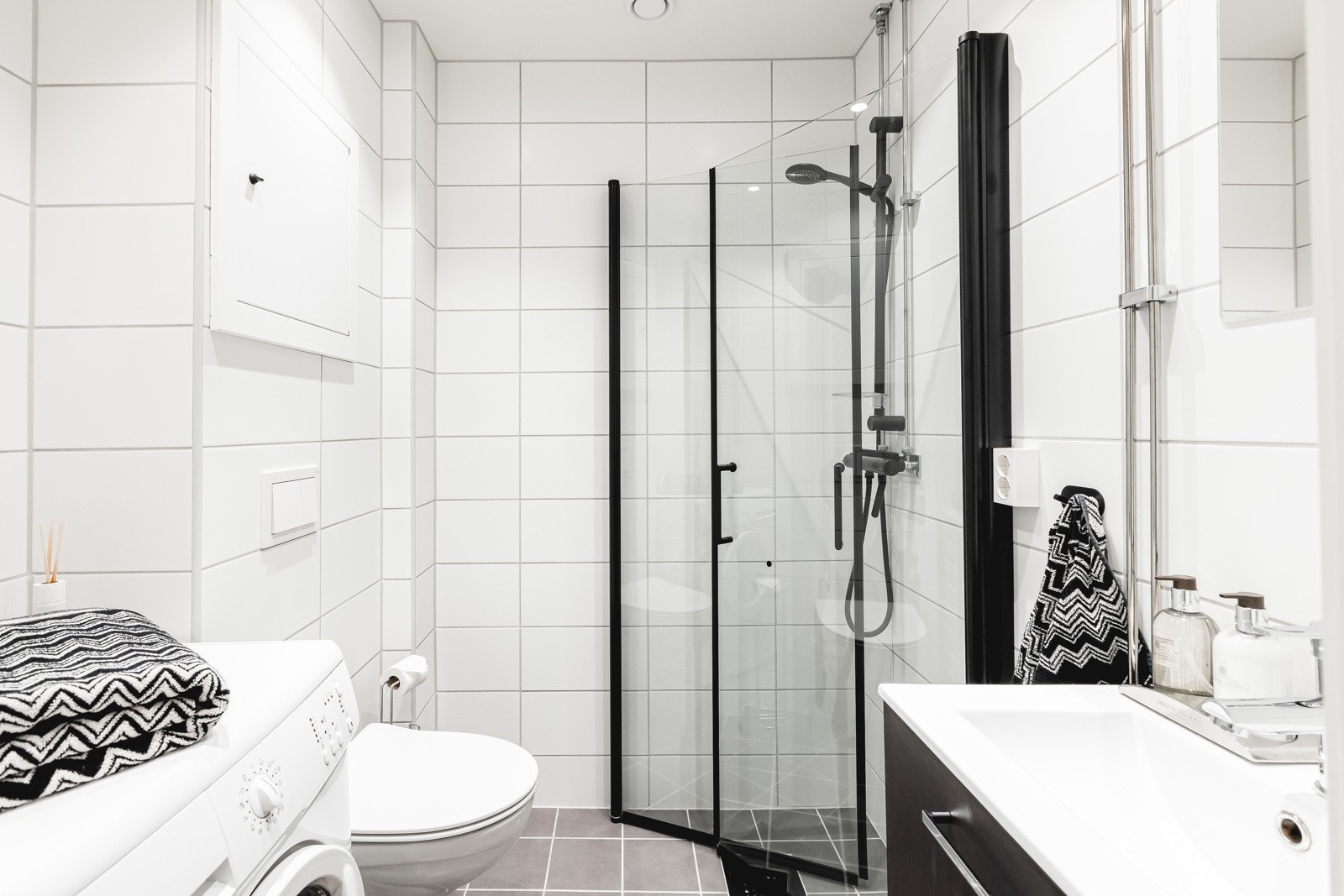 Pent flislagt baderom fra 2023 med varmekabler og downlights. Galleribilde