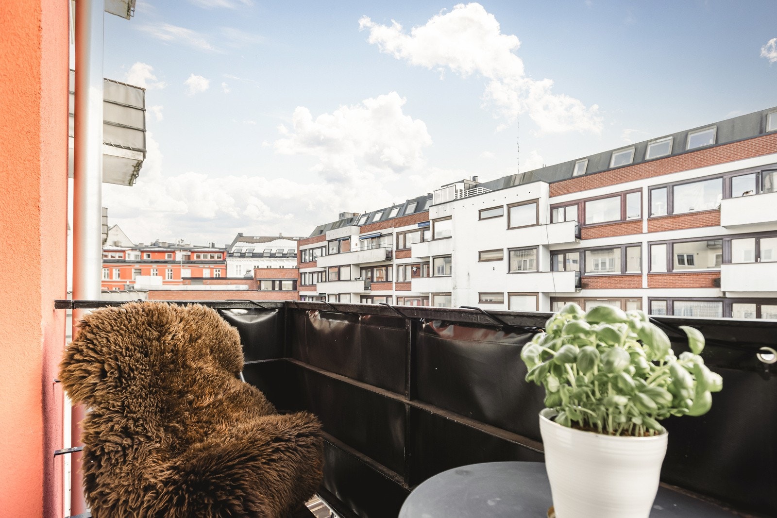 Leiligheten ligger meget sentralt til på Majorstuen, men likevel godt skjermet i byggets 4. etasje Galleribilde