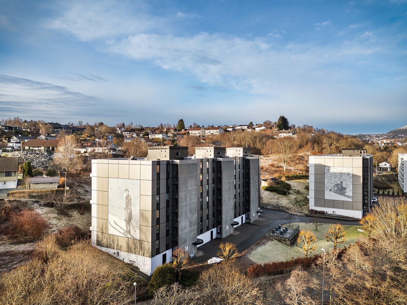 - Leiligheten har sin egen parkeringsplass innendørs + elbil-lader - Galleribilde